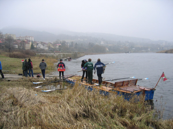 Decin Barke am Ufer