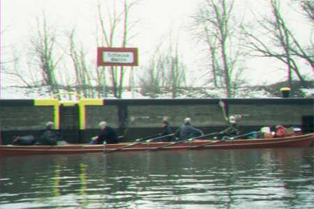 schleuse mit Ruderboot Ostern im Schnee